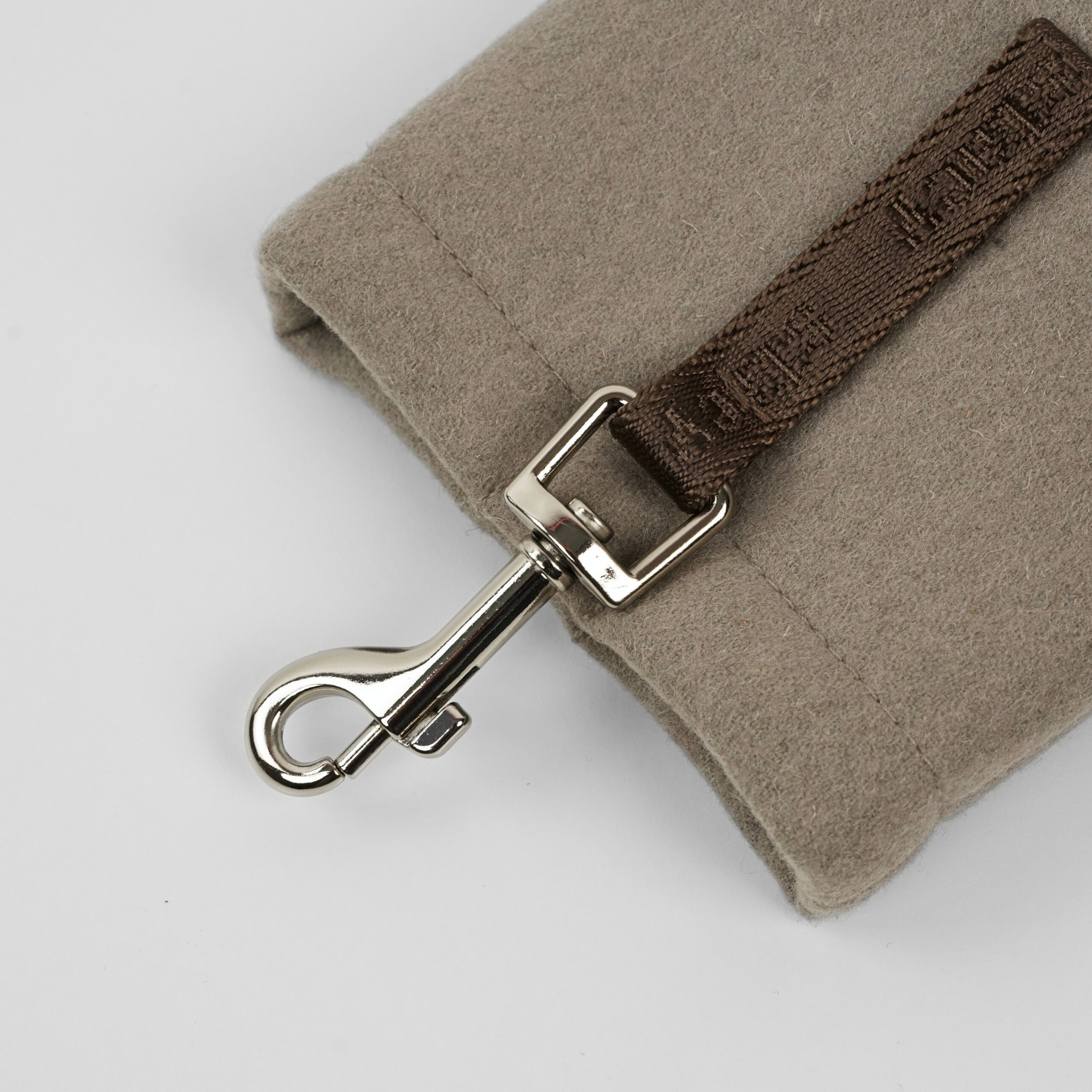 Elma Treat Bag w. Waste Bag Holder | Sand