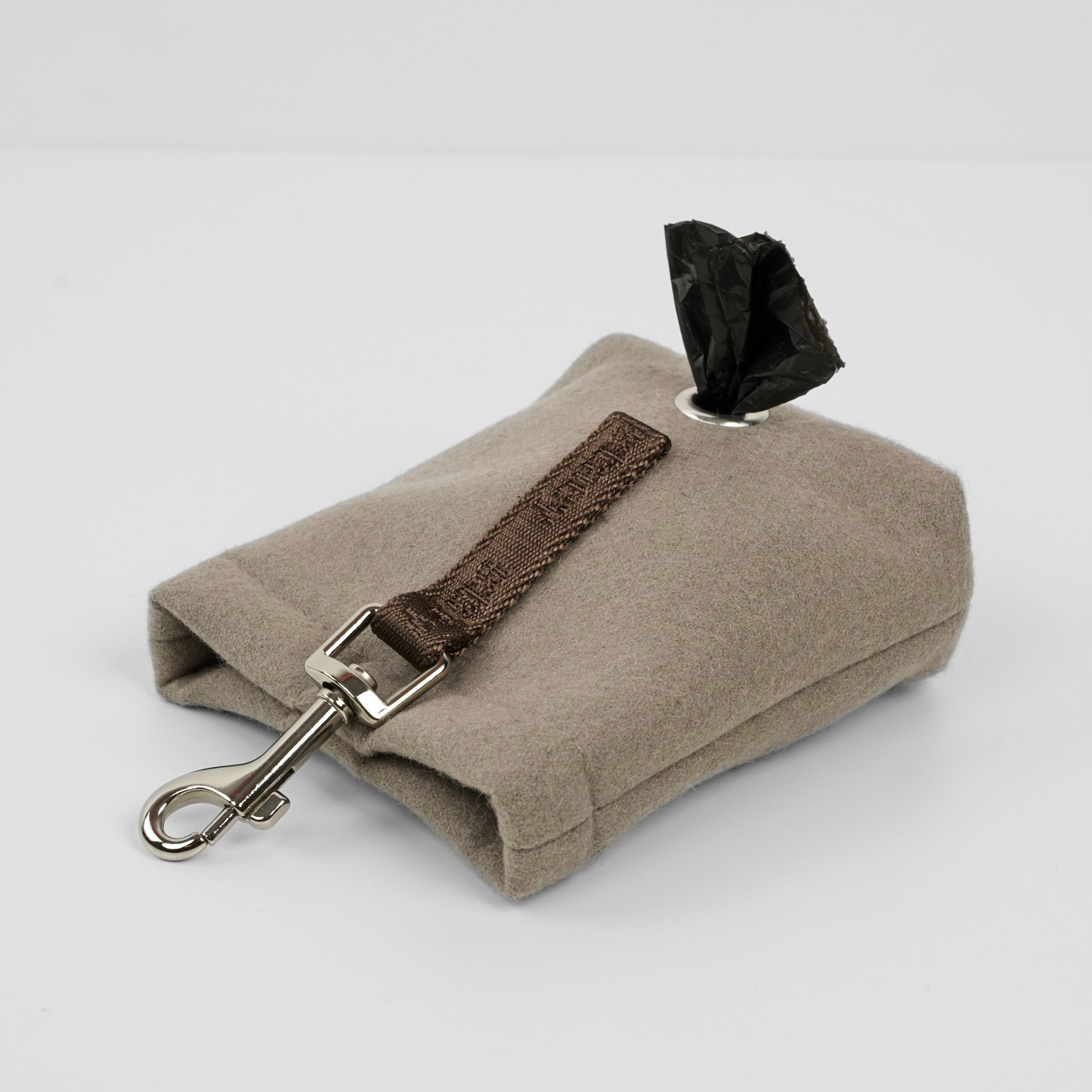 Elma Treat Bag w. Waste Bag Holder | Sand