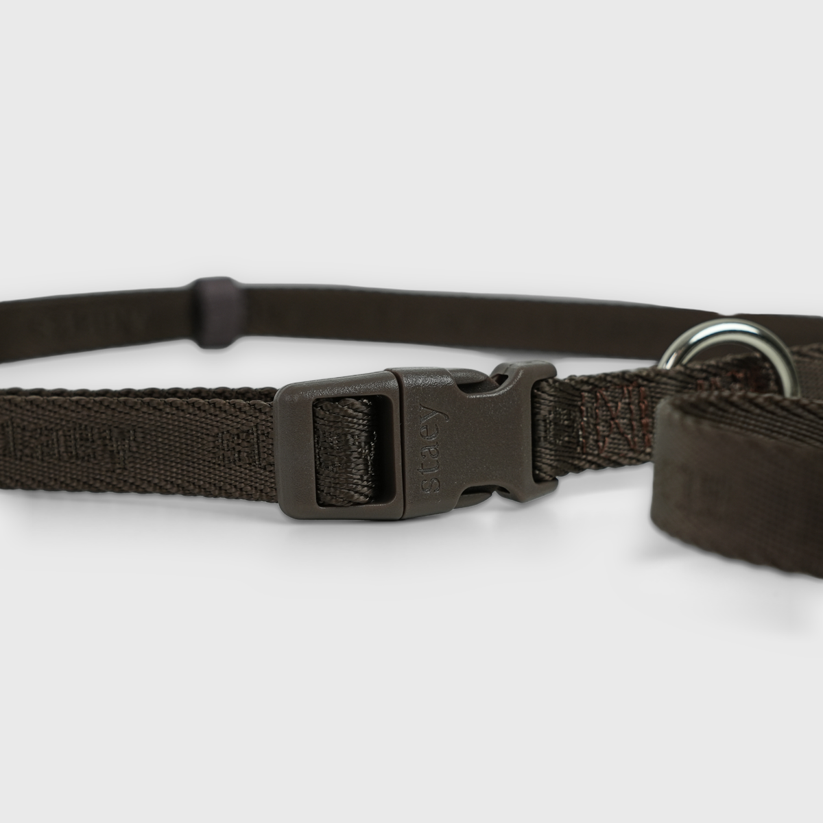 Close-up van de klikgesp op de Mocca handsfree-riem