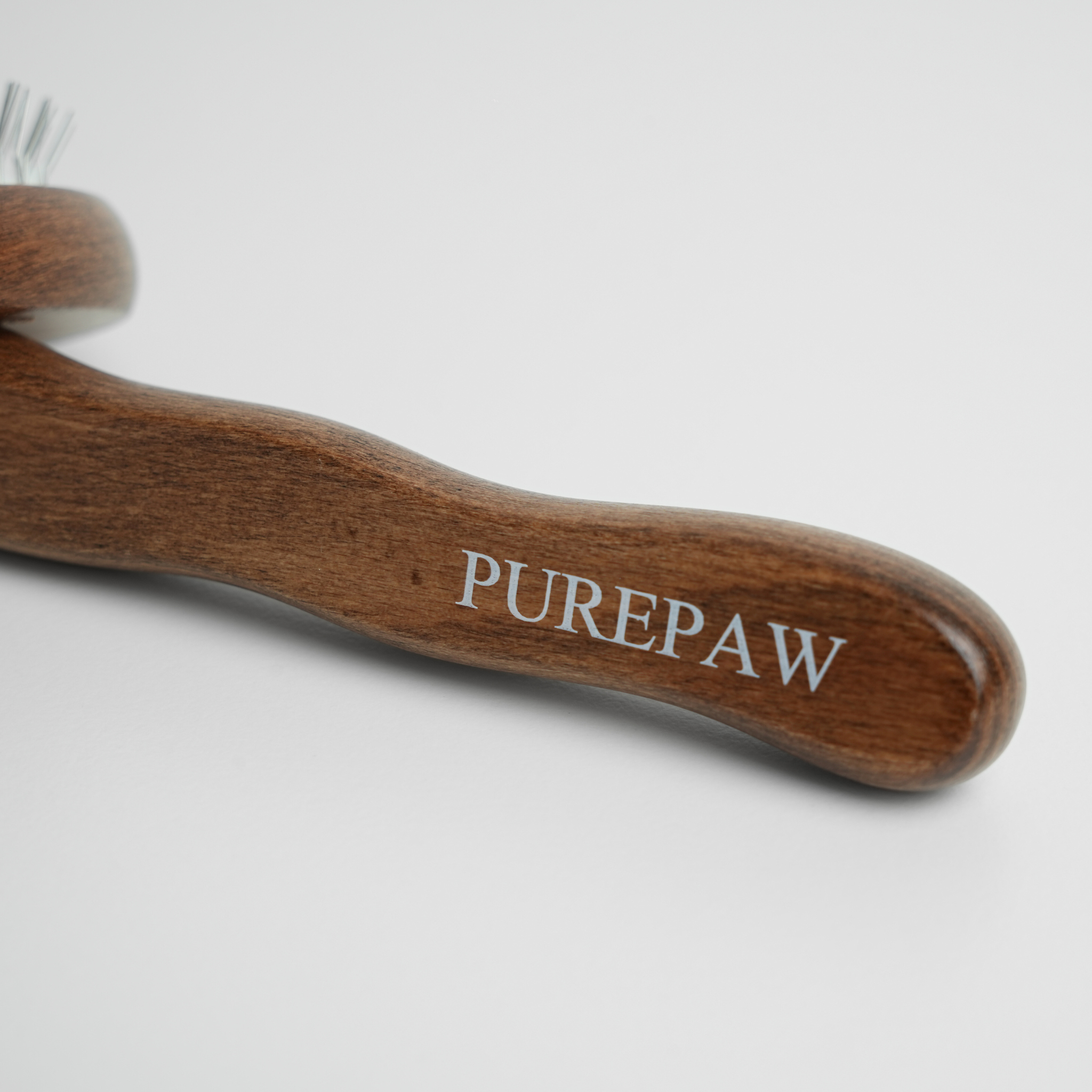 Houten hondenborstel met 'PUREPAW'-logo op een witte achtergrond
