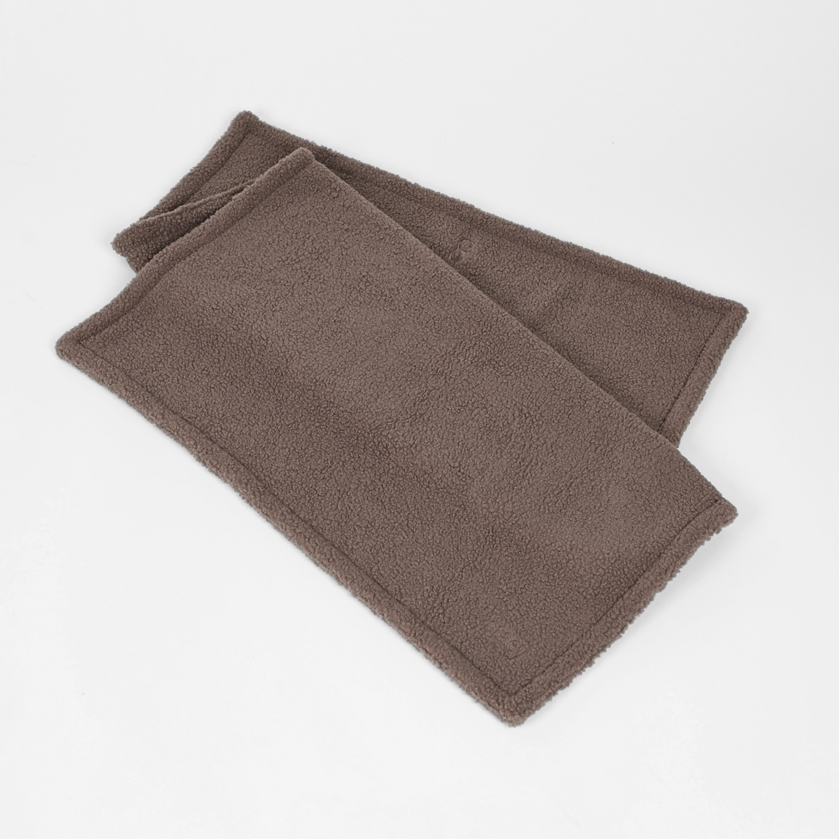 De taupe teddyhondendeken, opgevouwen
