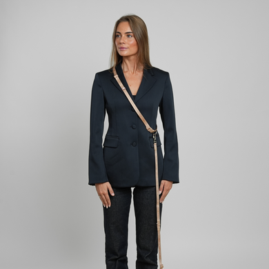 Woman wearing the light rose hands-free dog leash across the body