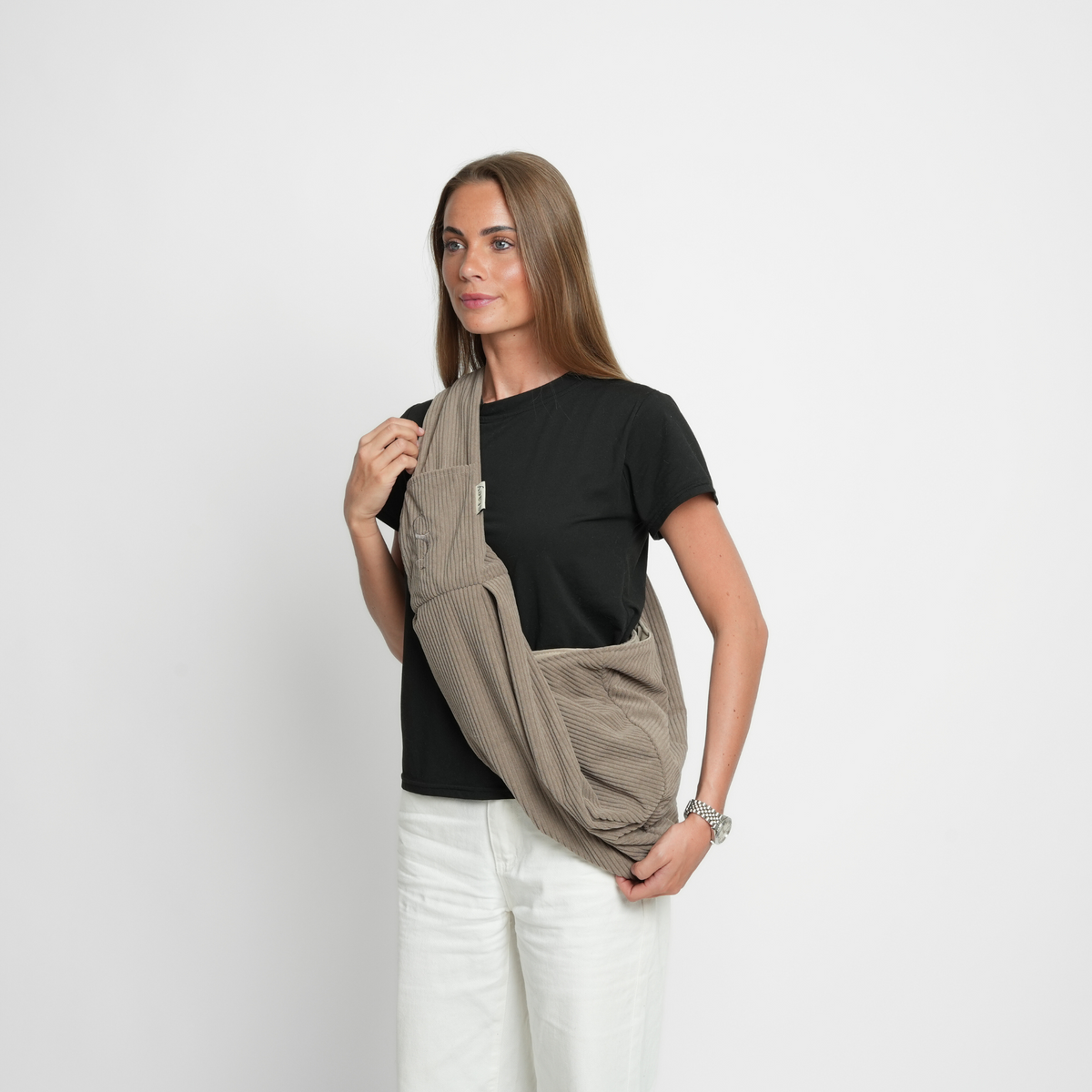Vrouw met de taupekleurige corduroy draagdoek over haar schouder