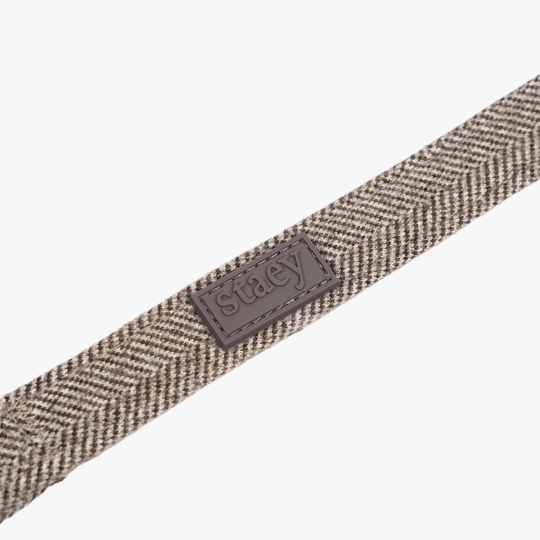 Close-up van de mocca-kleurige visgraatband en het Staey-label