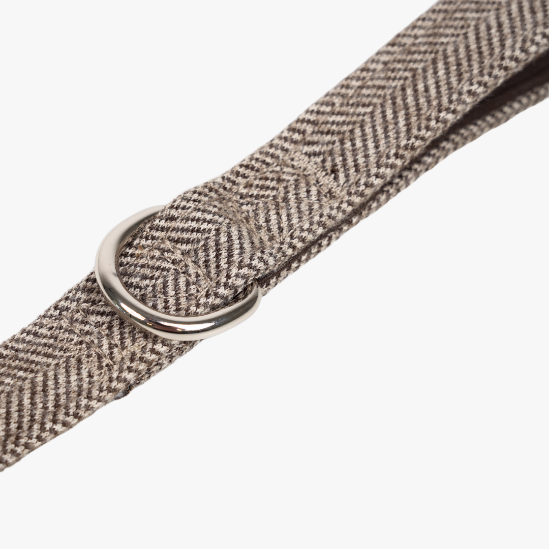 Close-up van de D-ring op de Elma-hondenriem in de kleur Mocca