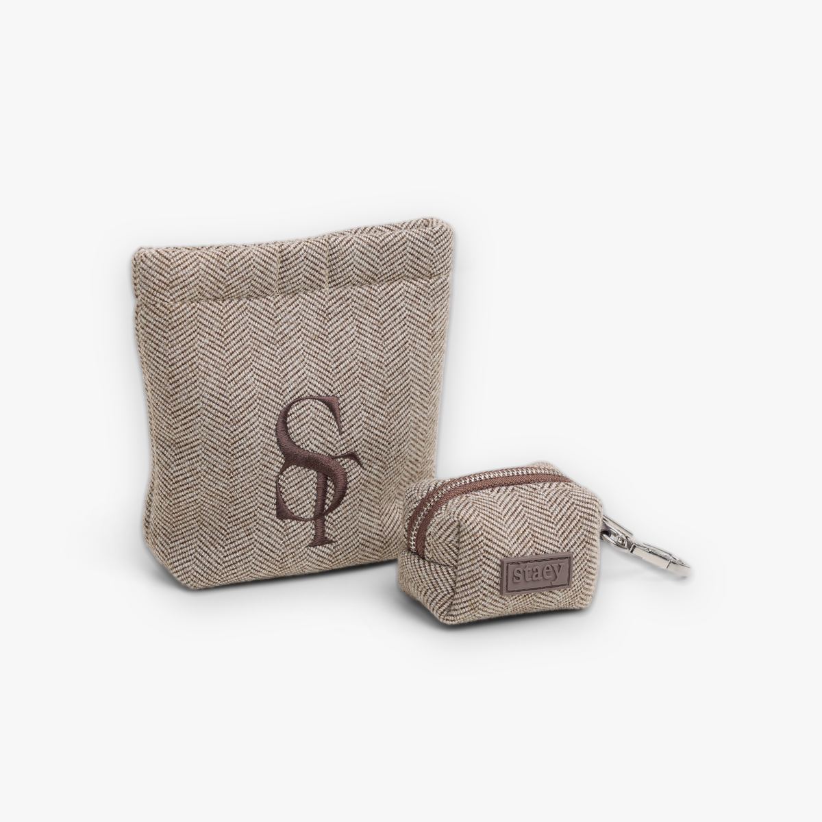 Elma-beloningszakje en poepzakjeshouder in Herringbone-motief met Staey-monogram