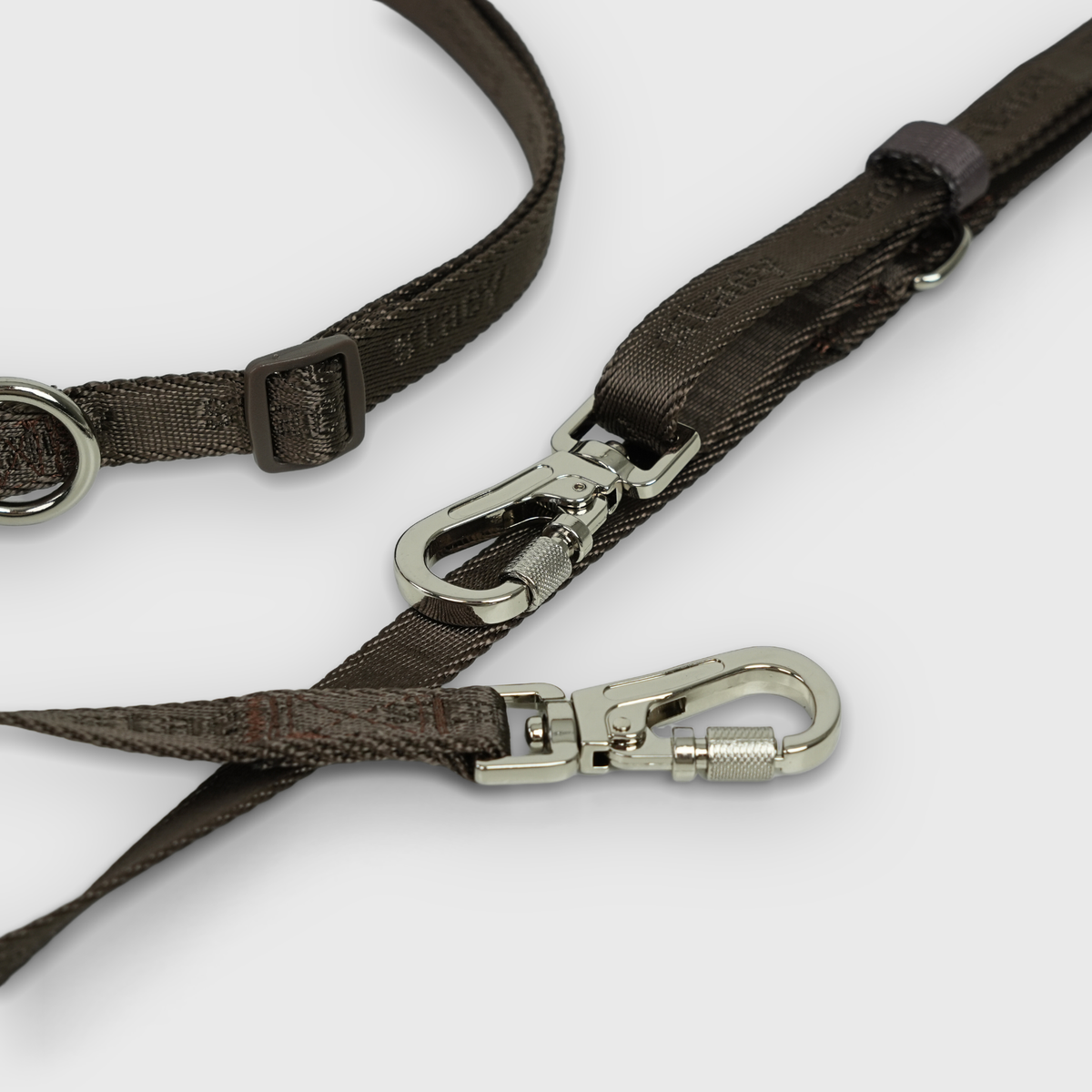 Close-up van de karabijnhaken en de schuifknop op de Mocca handsfree-riem